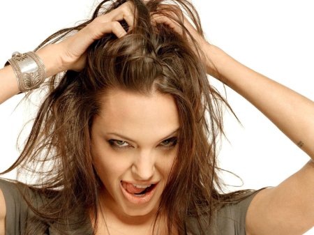 Анджелина Джоли с растрепанными волосами