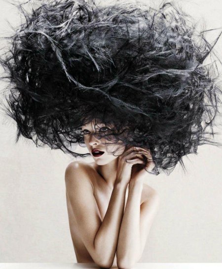 Девушка с дикой прической