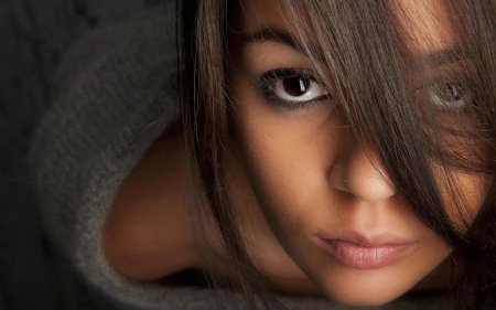 Брюнетка с карими глазами