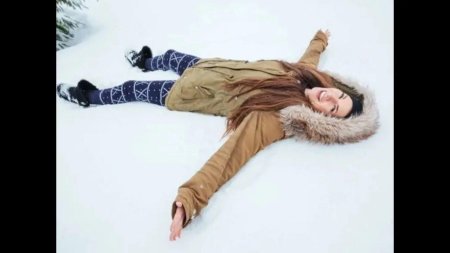 Девушка лежит на снегу