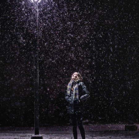 Снег под фонарем