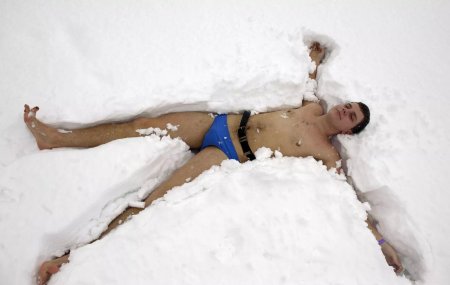 Купание в снегу