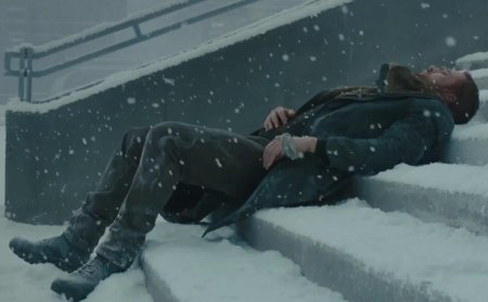 Бегущий по лезвию 2049 на ступеньках