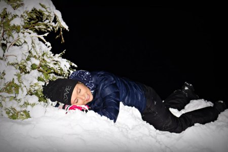 Валяться в снегу