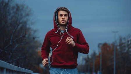 Парень в кофте