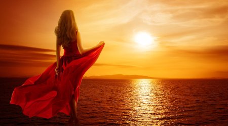 Девушка в Красном платье на закате