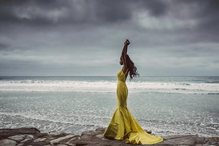 Женщина в длинном платье