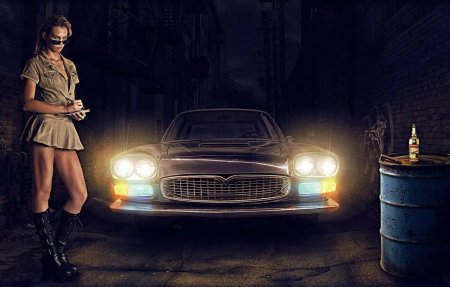 Девушка в свете фар