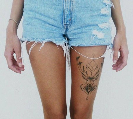 Тату на ляшках