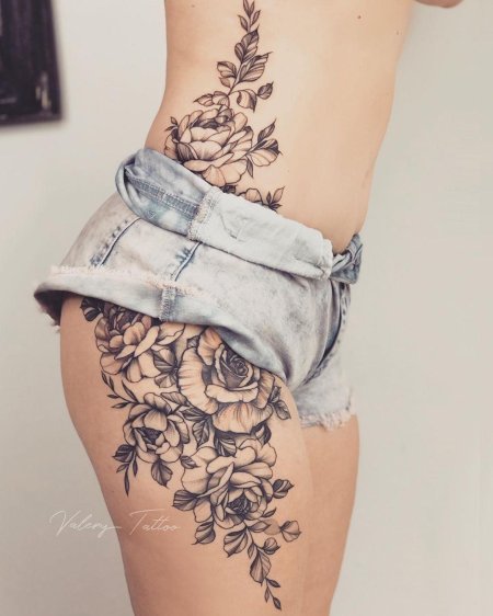 Тату на бедре
