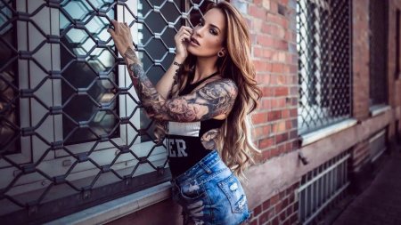 Николь Стефан. Татуированная модель