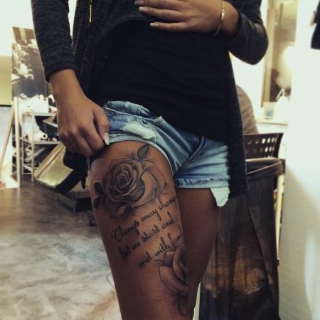 Тату на бедре