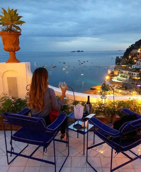 Столик у моря