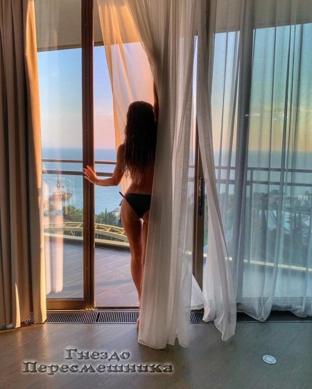 Девушка балкон отель