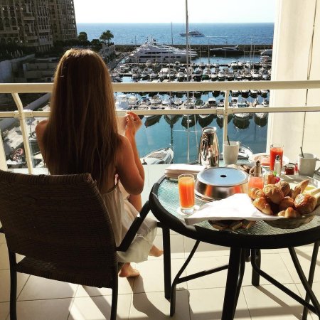 Завтрак на море девушка