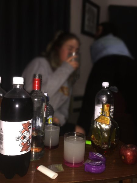 Стол с алкоголем