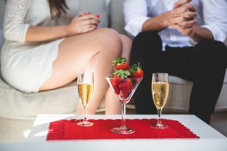 Фотосессия с клубникой и шампанским