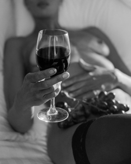 Женщина с вином