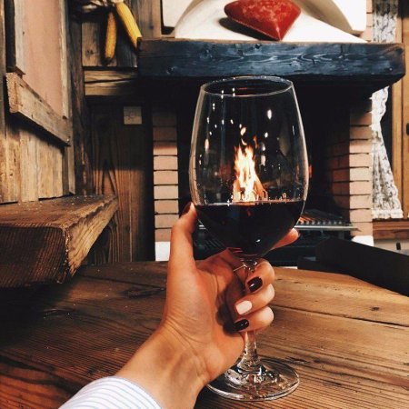 Бокал вина в руке