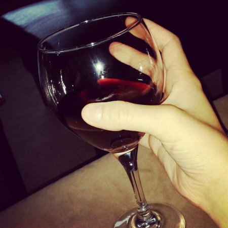 Рука с бокалом