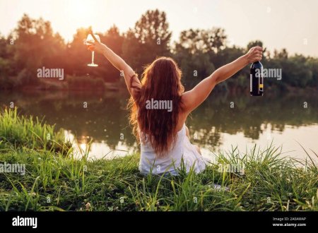 Женщина с бокалом на природе