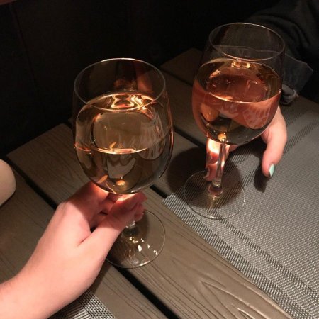 Рука с бокалом