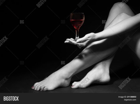 Девушка с бокалом вина