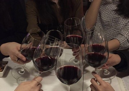 Бокал вина в ресторане