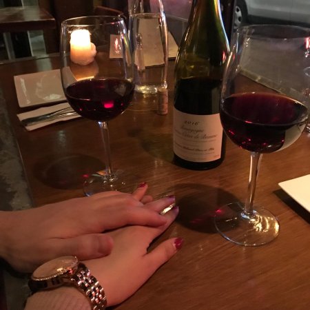 Бокал вина в руке девушки дома