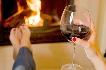 Рука с бокалом