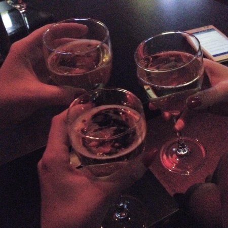 Рука с бокалом