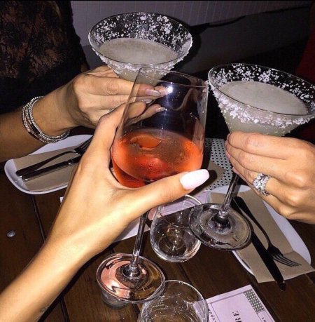 Рука с бокалом