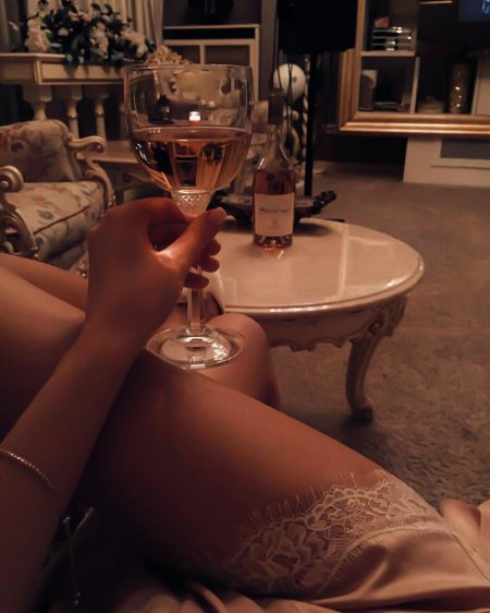 Девушка с бокалом