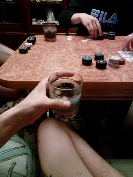 Стол с алкоголем