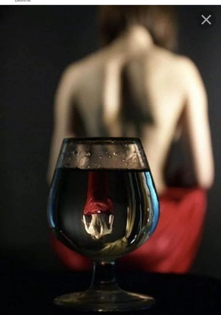 Женщина с бокалом