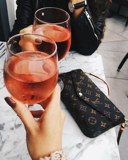 Бокал вина в руке девушки