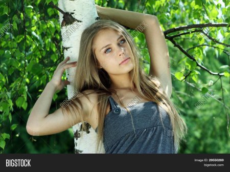 Девушка возле березы