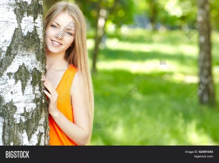 Девушка из за дерева