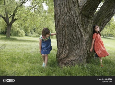 Девочка прячется