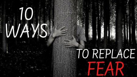 Прячется за деревом