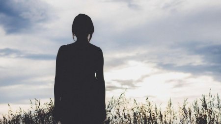 Силуэт девушки с короткими волосами