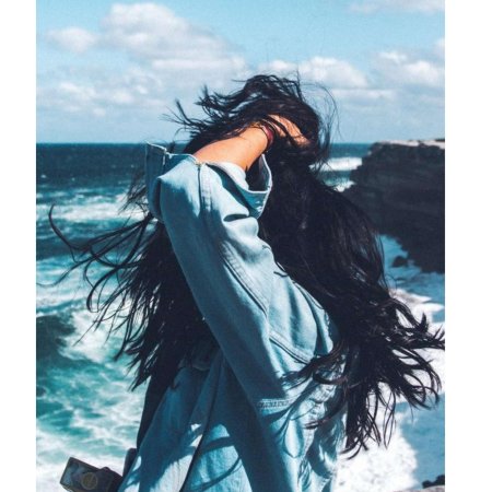 Брюнетка на море со спины