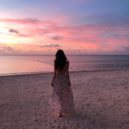 Брюнетка на море со спины