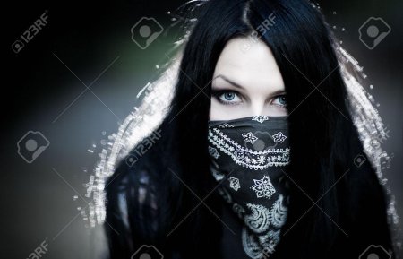 Девушка в бандане на лице