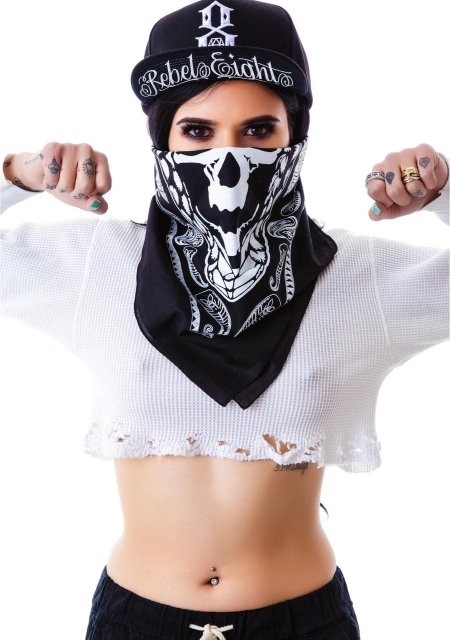 Девушка в бандане на лице