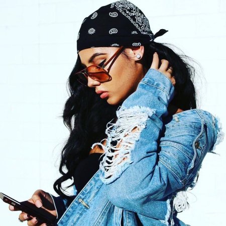 Девушка в бандане