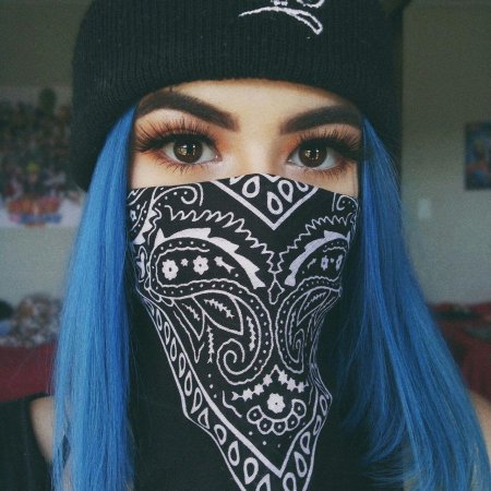 Девушка в бандане