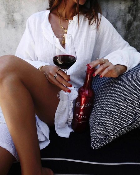 Девушка с бутылкой вина