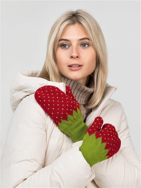 Варежки с клубникой