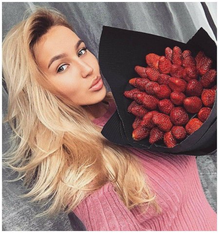 Красивые девушки с фруктами